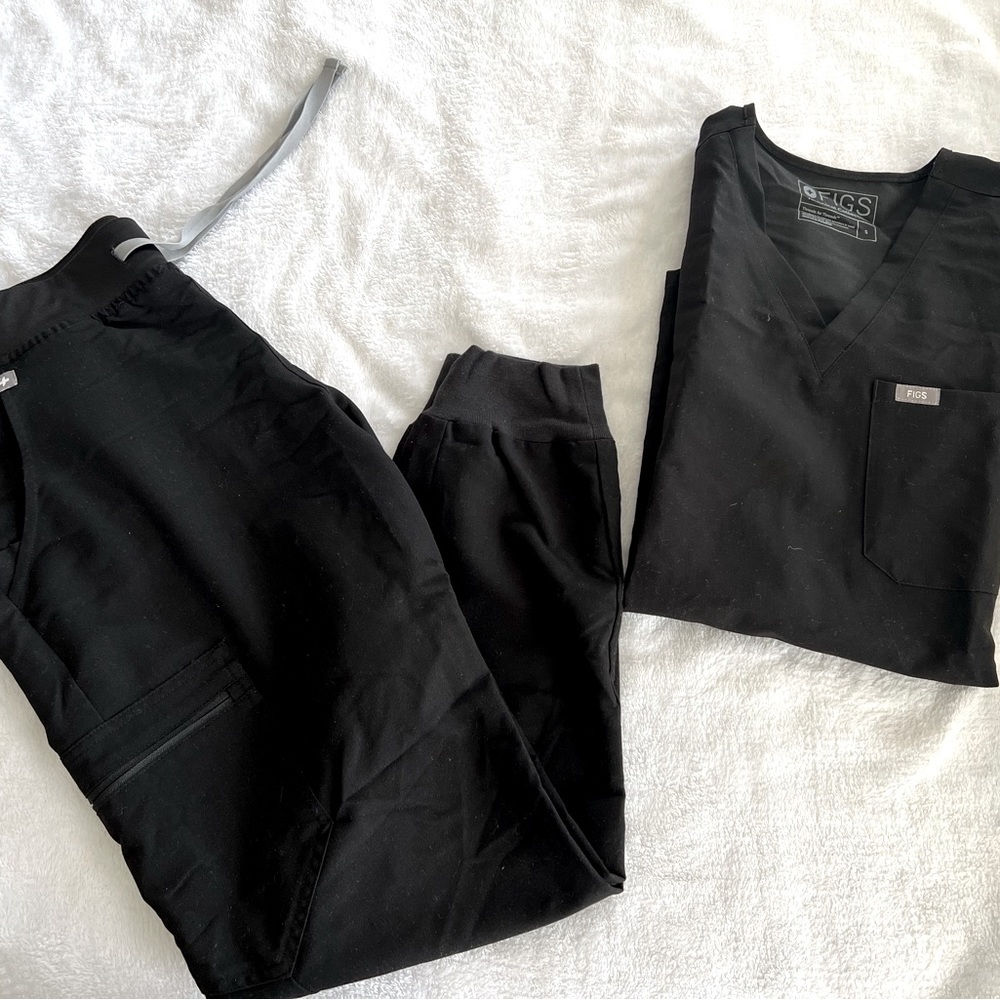 FIGS. Scrubs set.